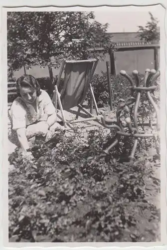 (F20290) Orig. Foto junge Frau arbeitet im Garten 1942