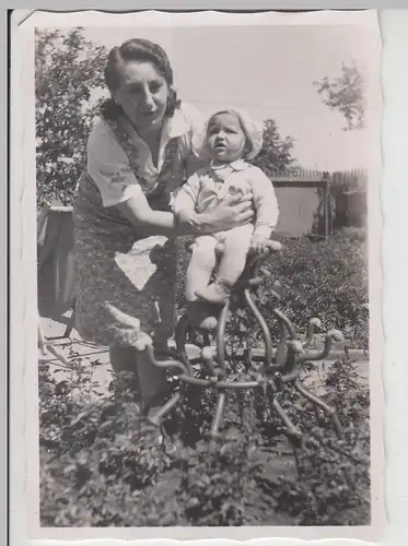 (F20289) Orig. Foto Frau m. Kleinkind im Garten 1942