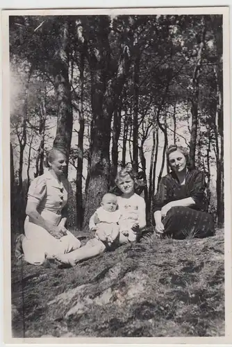 (F20288) Orig. Foto Personen am Waldrand 1942