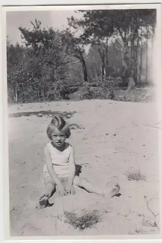 (F20287) Orig. Foto Mädchen auf Sandfläche im Freien, Litzmannstadt 1942