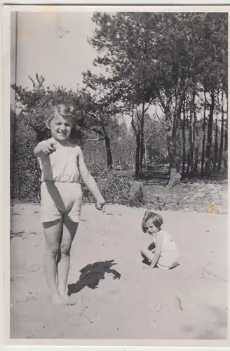 (F20286) Orig. Foto Mädchen auf Sandfläche im Freien, Litzmannstadt 1942