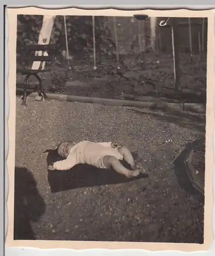 (F20283) Orig. Foto Kleinkind liegt auf Decke im Garten 1942