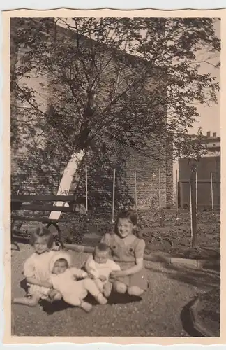(F20282) Orig. Foto Kinder im Garten, Litzmannstadt 1942