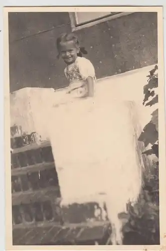 (F20279) Orig. Foto Mädchen sitzt an der Treppe 1942