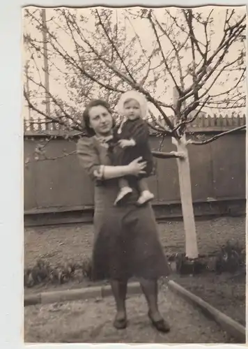 (F20278) Orig. Foto Frau mit Kleinkind auf Arm 1942