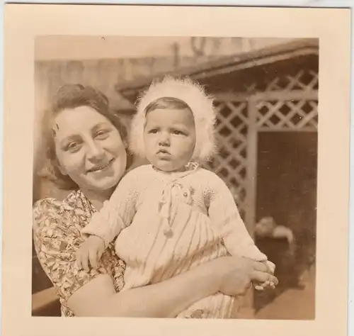 (F20276) Orig. Foto Frau. m. Kleinkind vor einer Gartenlaube, Litzmannstadt 1942