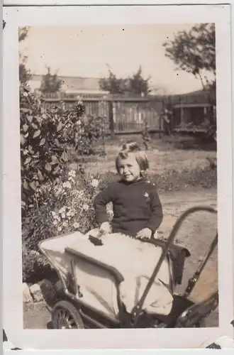 (F20268) Orig. Foto Mädchen an einem Kinderwagen, Litzmannstadt 1941