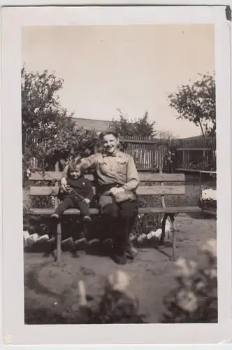 (F20267) Orig. Foto junger Mann u. Mädchen auf einer Bank, Litzmannstadt 1941