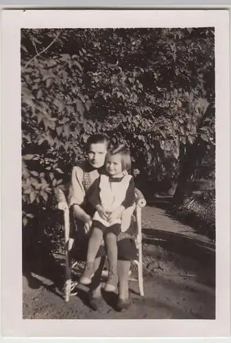 (F20266) Orig. Foto Frau u. Mädchen auf Stuhl im Garten 1940