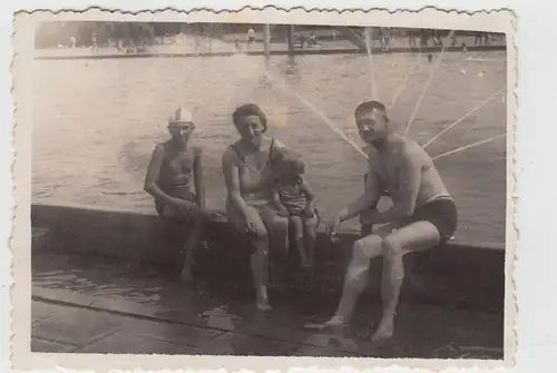 (F20264) Orig. Foto Hermannsbad, Ciechocinek, Familie im Schwimmbad 1940