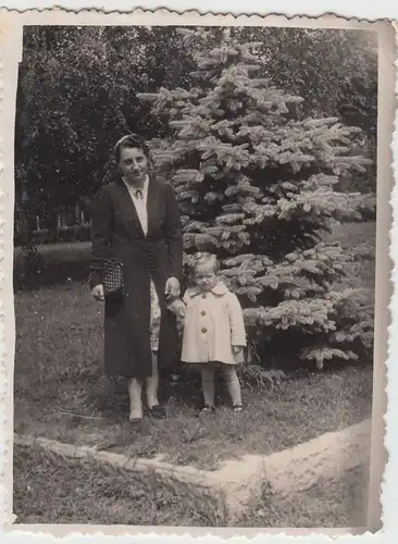 (F20263) Orig. Foto Frau u. kleines Mädchen vor einem Nadelbaum 1940