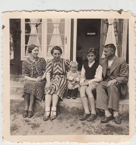 (F20261) Orig. Foto Personen sitzen auf der Veranda 1939