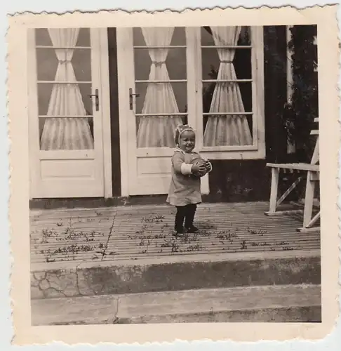 (F20258) Orig. Foto Kleinkind mit Ball auf der Veranda 1939