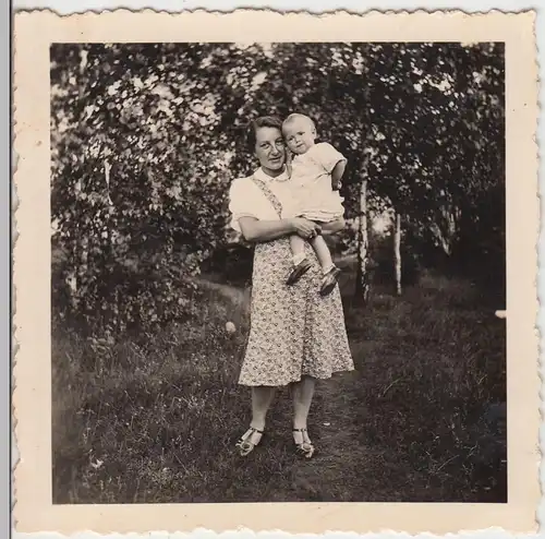 (F20256) Orig. Foto Frau mit Kleinkind auf Arm 1939