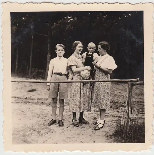 (F20255) Orig. Foto Personen im Freien, am Weidezaun 1939