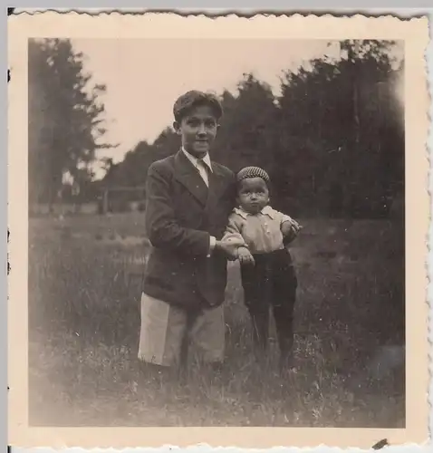 (F20253) Orig. Foto Junge und Kleinkind auf der Wiese 1939