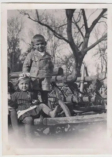 (F20252) Orig. Foto Kinder klettern auf Pferdewagen 1939