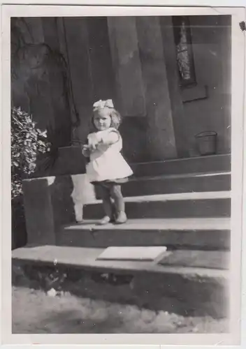 (F20246) Orig. Foto kleines Mädchen auf der Treppe 1939