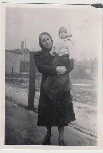 (F20244) Orig. Foto Frau mit Kleinkind auf Arm 1939