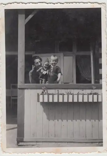 (F20239) Orig. Foto Frau m. Kind u. Puppe an einer Hütte 1939