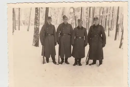 (F20234) Orig. Foto deutsche Soldaten im Freien, Winter 1940er