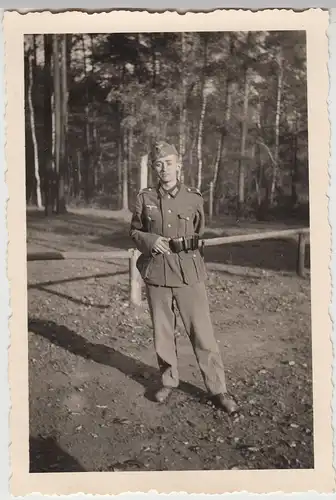 (F20231) Orig. Foto deutscher Soldat am Waldrand 1940er