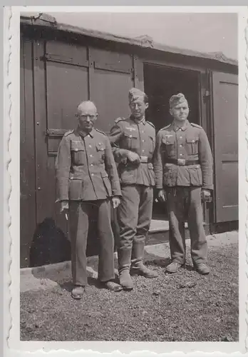 (F20230) Orig. Foto deutsche Soldaten vor einer Baracke 1940er