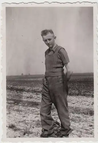 (F20228) Orig. Foto junger Mann auf dem Feld 1940er