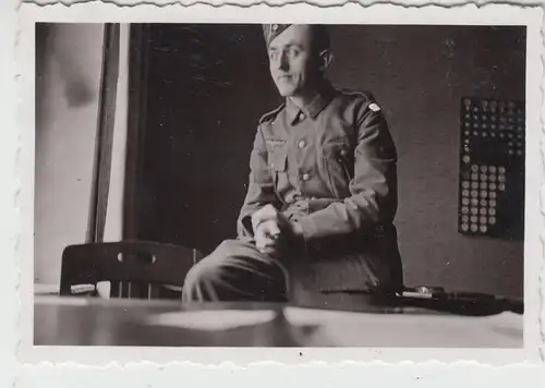 (F20219) Orig. Foto deutscher Soldat i. Wirtschaftsraum einer Kaserne 1940er