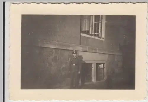 (F20218) Orig. Foto deutscher Soldat vor einer Hauswand 1940er