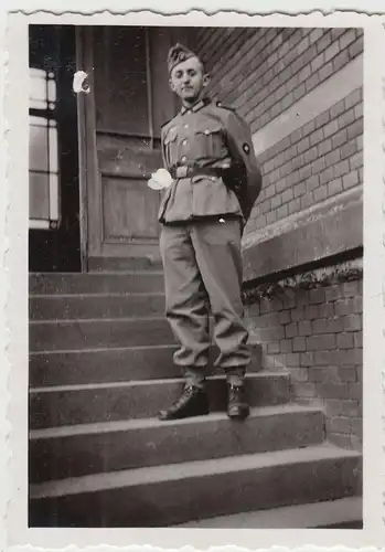 (F20216) Orig. Foto deutscher Soldat auf einer Treppe 1940er