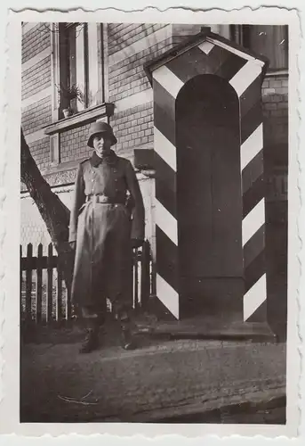 (F20215) Orig. Foto deutscher Soldat am Wachhäuschen 1940er