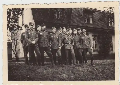 (F20210) Orig. Foto deutsche Soldaten, Gruppenbild im Freien 1940er