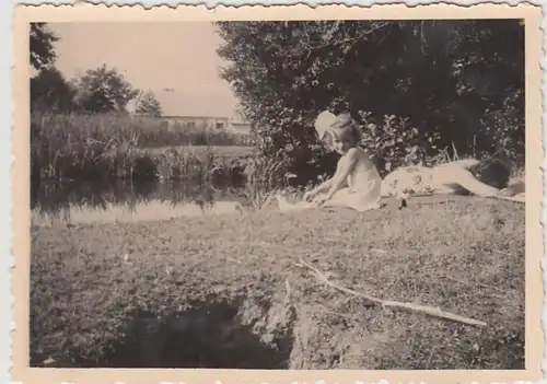 (F20208) Orig. Foto Frau und Mädchen auf Wiese am Teich 1940er
