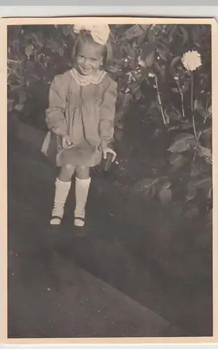 (F20206) Orig. Foto Mädchen im Garten 1940er