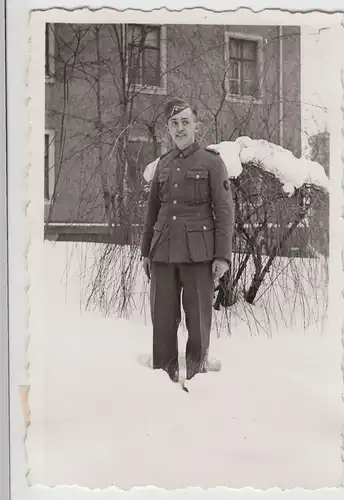(F20203) Orig. Foto deutscher Soldat a. Kasernenhof im Winter 1940er