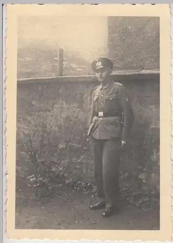 (F20195) Orig. Foto deutscher Soldat vor einer Hauswand in Merseburg 1941