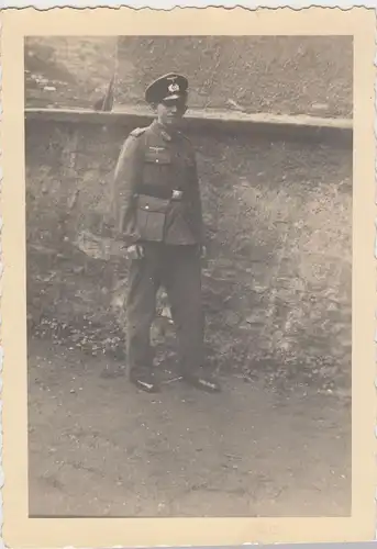 (F20194) Orig. Foto deutscher Soldat vor einer Hauswand in Merseburg 1941