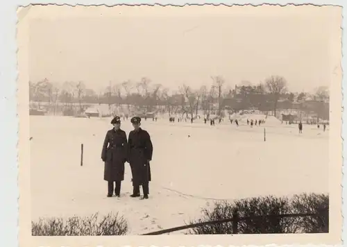 (F20189) Orig. Foto deutsche Soldaten im Winter, Eisbahn i. Hintergrund 1940er