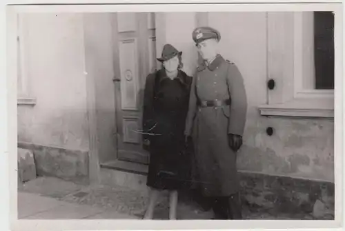 (F20187) Orig. Foto deutscher Soldat mit Frau vor Hauseingang 1941