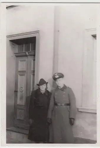 (F20186) Orig. Foto deutscher Soldat mit Frau vor Hauseingang 1941