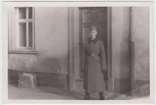 (F20185) Orig. Foto deutscher Soldat vor Hauseingang 1941