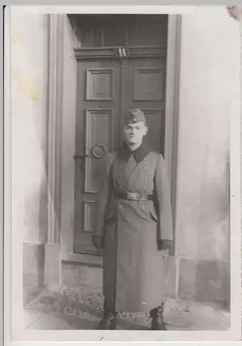 (F20184) Orig. Foto deutscher Soldat vor Hauseingang 1941