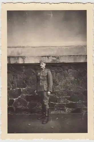 (F20183) Orig. Foto deutscher Soldat vor einer Hauswand 1941