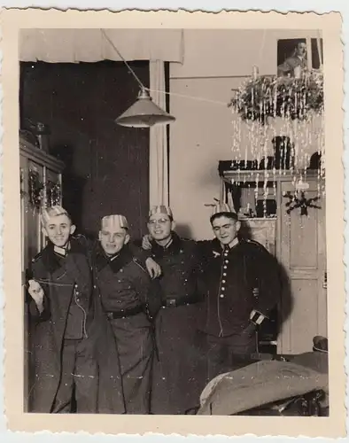 (F20179) Orig. Foto deutsche Soldaten, nach der Weihnachtsfeier 1940er