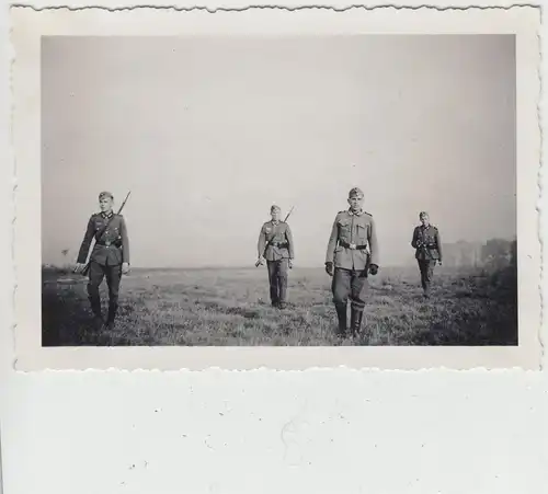 (F20174) Orig. Foto deutsche Soldaten im Feld >Schützenkette< 1940er