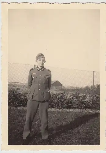 (F20169) Orig. Foto junger dt. Soldat im Freien, Rekrutenzeit in Zwickau 1940er