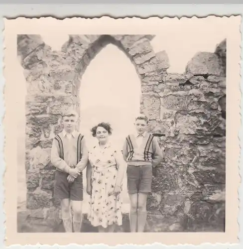 (F20166) Orig. Foto Marsberg, Mutter mit Söhnen am Bilsteinturm 1957