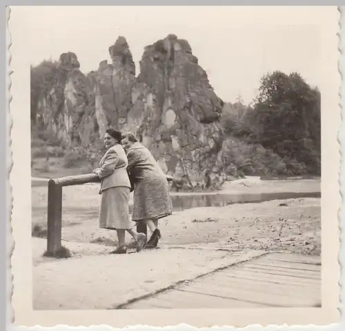 (F20165) Orig. Foto Frauen an den Externsteinen 1957
