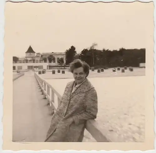 (F20161) Orig. Foto Timmendorferstrand, Frau auf Seebrücke 1956